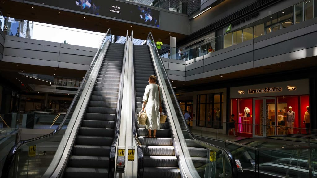 Economic Growth Continues, as Small Businesses Walk a Tightrope Between Strong Demand and an Overheated Market for Talent